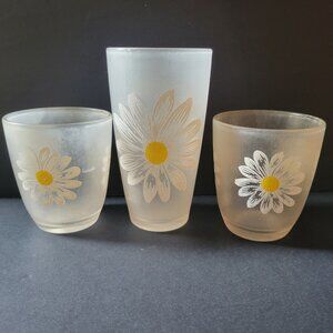 Vintage Set Of 3 Frosted Tumblers With Daisy Design